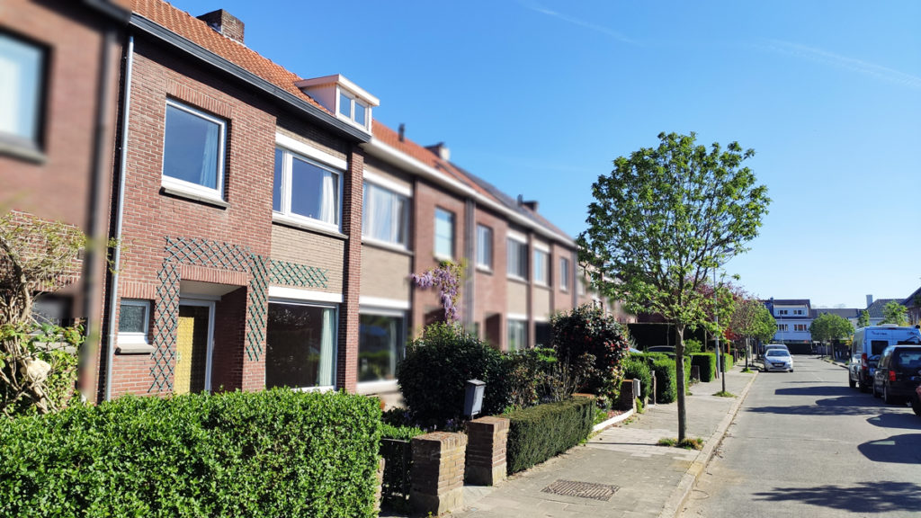 De voorgevel en straat van de woning die we schatten